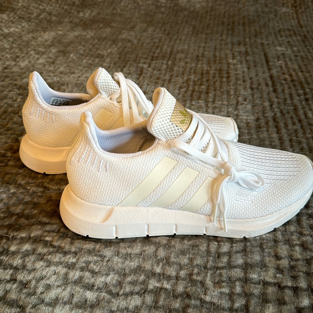 White, never worn, adidas swift running shoes 👟